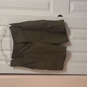 BRAND NEW ! Orvis Men's cargo short ,Lightweight, Belted, 10.25" inseam, TAN